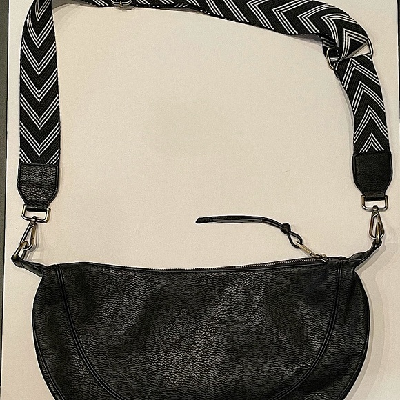 Urban Originals Black Shoulder Bag with 2 Adjustable Straps and Zipper Closure. - Picture 2 of 7